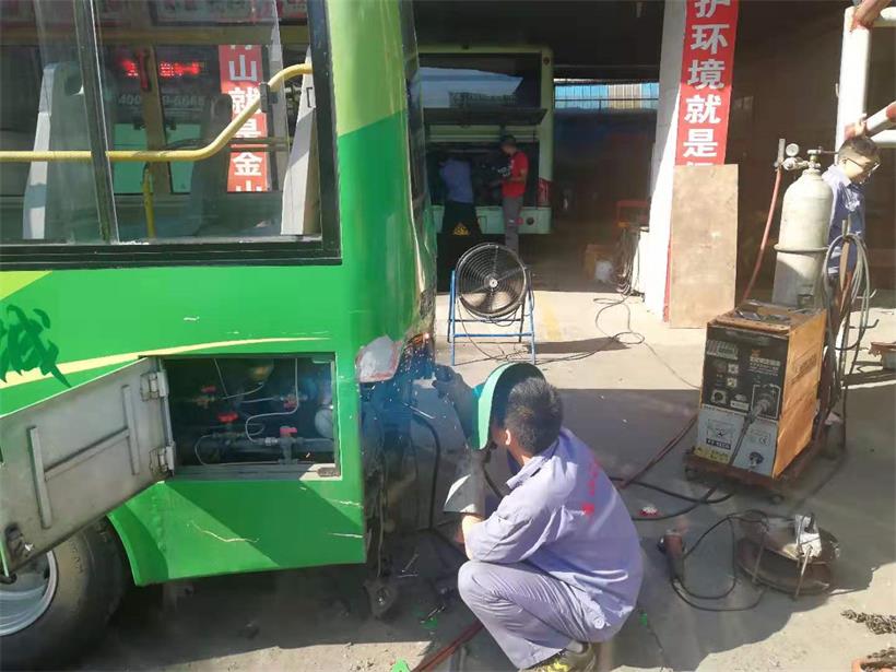 鈑金工，修復(fù)車身.jpg