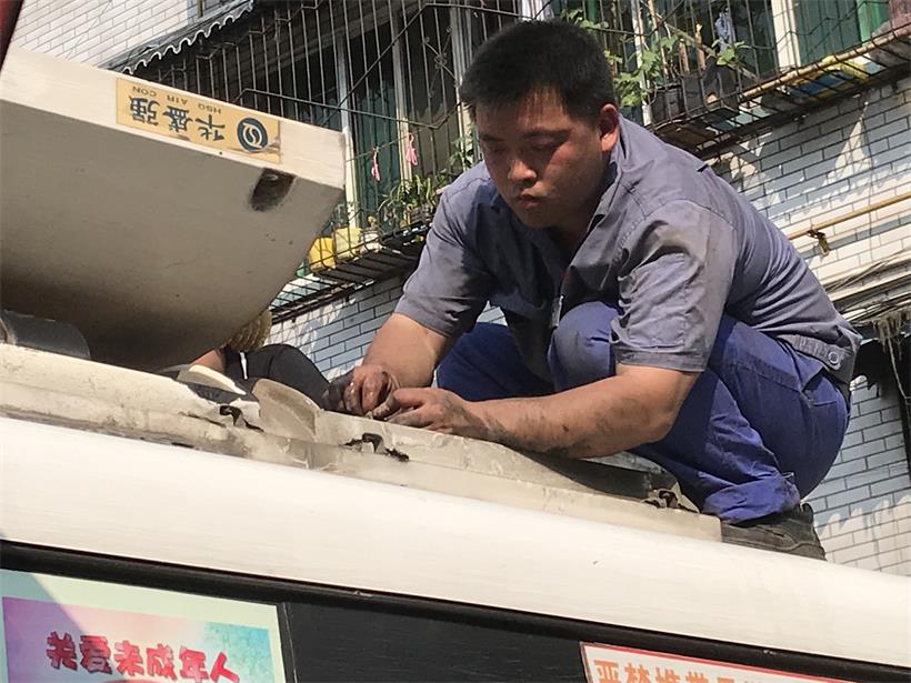 電工，檢修車輛空調(diào).jpg