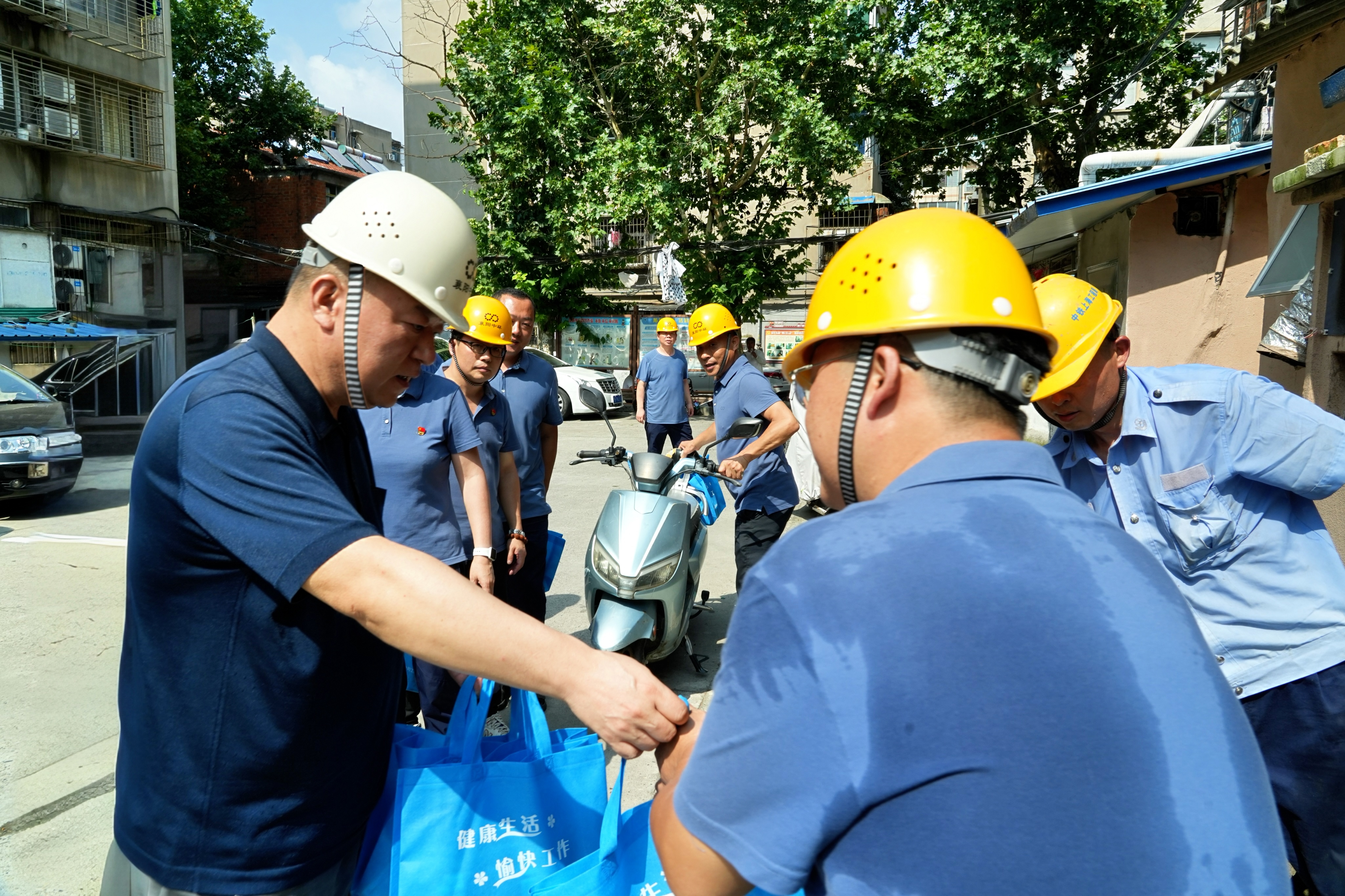 高溫下你在堅(jiān)守  酷暑里我送清涼  ——襄陽中環(huán)水務(wù)有限公司工會(huì)開展“送清涼” 慰問一線職工活動(dòng)